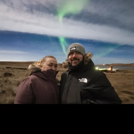 Couple in front of Northern Lights 1680x840