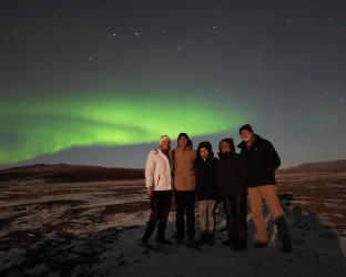 Group-on-Northern-Lights-Tour-Iceland-1680x840-1