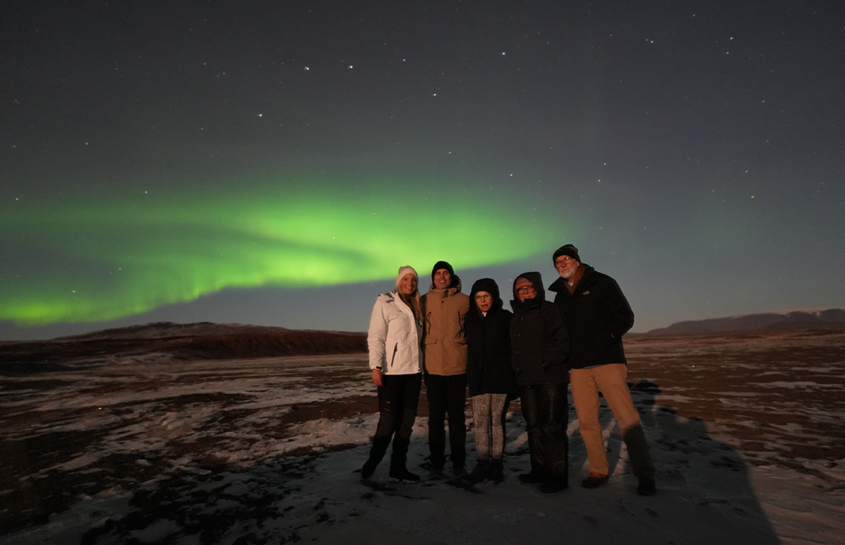 Group-on-Northern-Lights-Tour-Iceland-1680x840-1