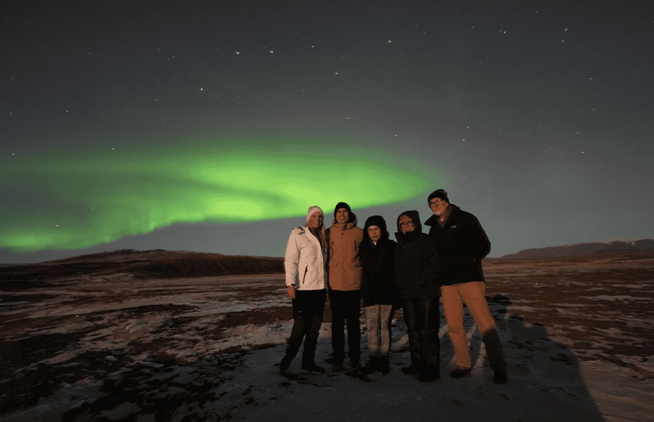 Group-on-Northern-Lights-Tour-Iceland-1680x840-1