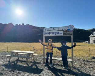 couple-enjoying-landmannalaugar-laugavegur-trailhead