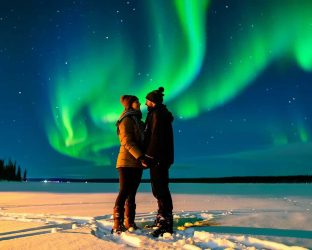 couple-under-northern-lights