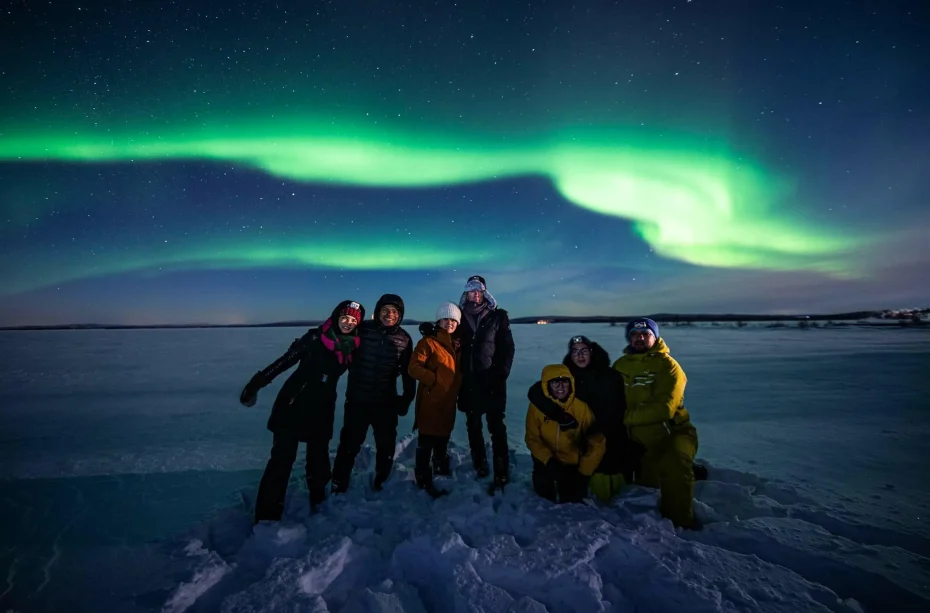 group-under-northern-lights