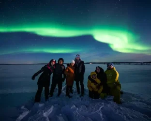 group-under-northern-lights 800x500