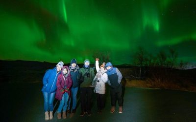 northern-lights-with-group-of-people-iceland