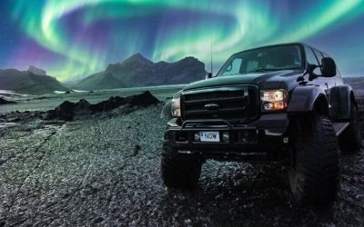 super-jeep-in-northern-lights